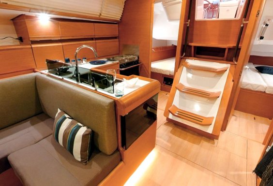 The Jeanneau Sun Odyssey 439 main cabin. Image courtesey & with permission of Chantiers Jeanneau S.A.